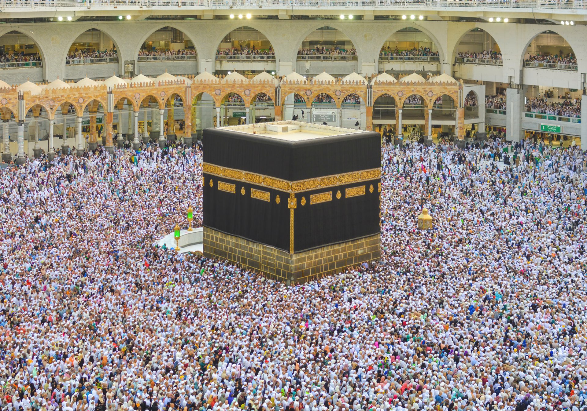 Thousands of pilgrims gathered around the Kaaba in Masjid al-Haram, Makkah